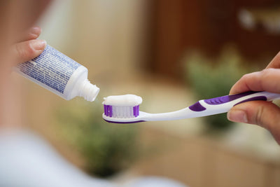 含氟牙膏的科學：好處與爭議